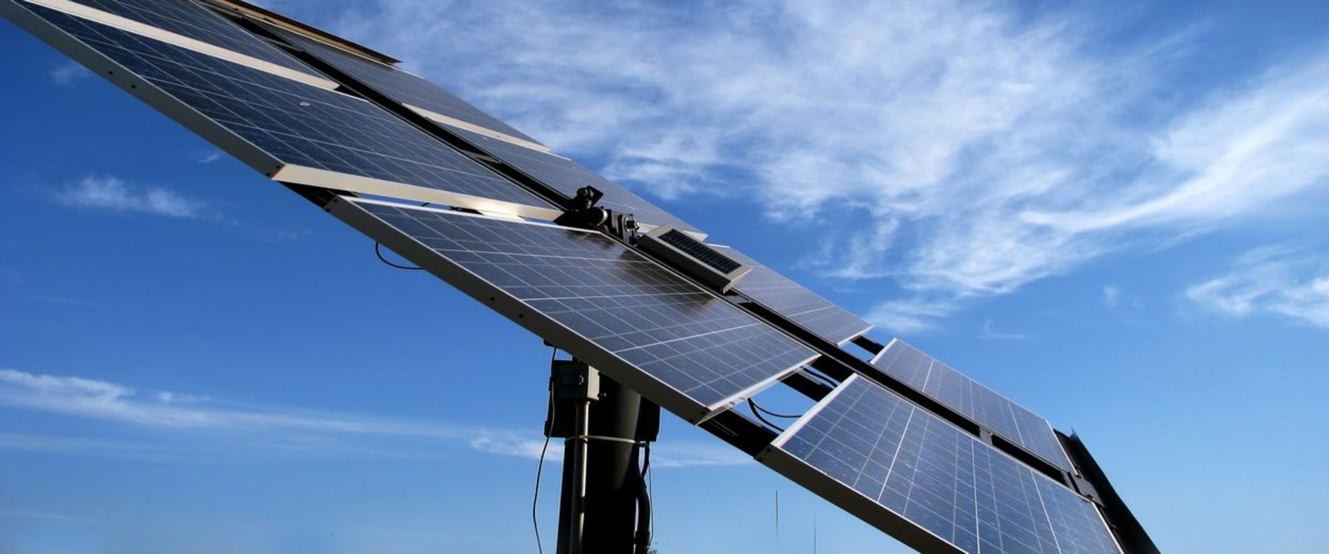 A Complete Guide to Tracking Systems for Commercial Solar Panels